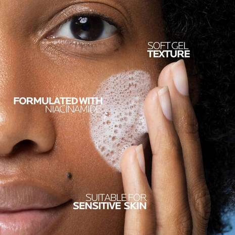 La Roche Posay Effaclar H Iso-Biome Wash 200ml creamy cleanser for sensitive skin with niacinamide and soft gel texture.